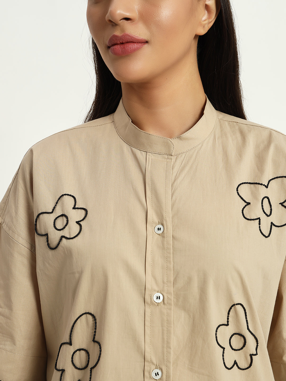 Vanilla beige shirt with floral embroidery and knitted sleeve details